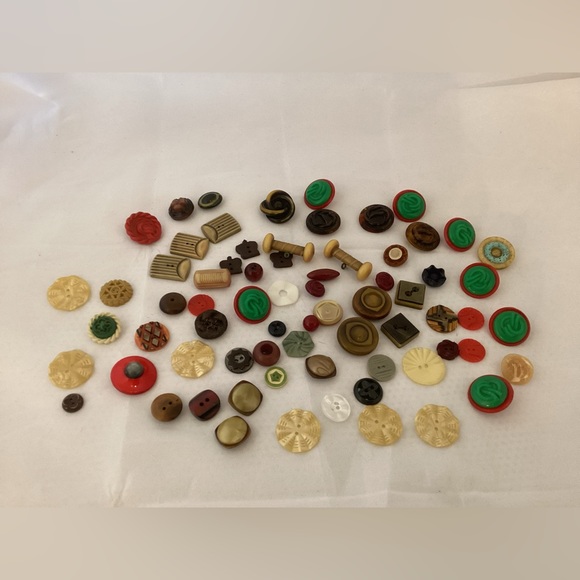 Collector old plastics sewing buttons - Picture 2 of 8
